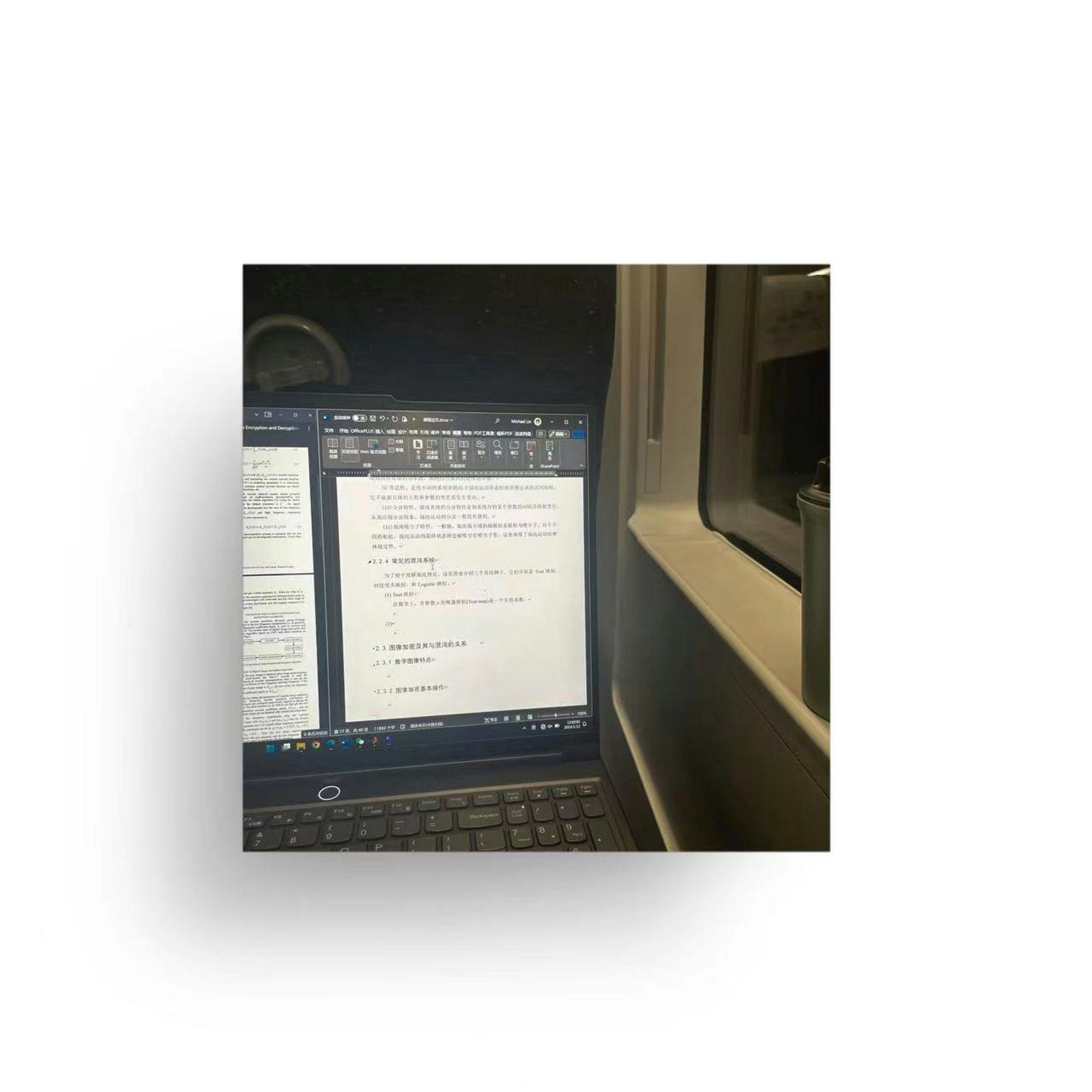 在高铁上狼狈地掏出电脑赶稿。（小时候看见别人在高铁上掏出笔记本办公觉得很优雅，现在不会这样想了。不是迫不得已谁愿意在高铁上还工作）